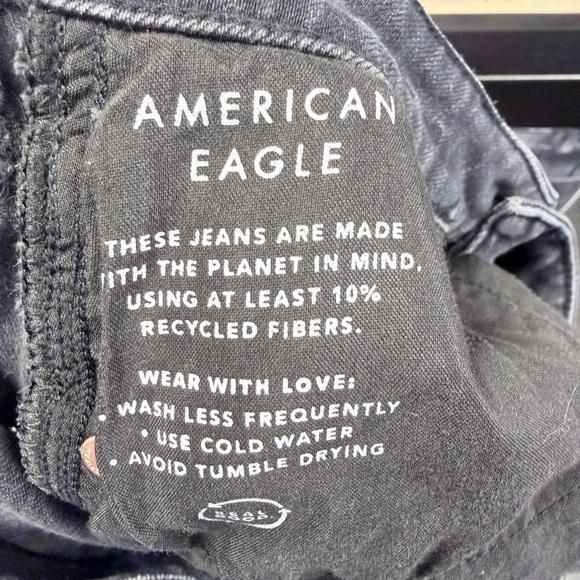 American Eagle Black distressed 8 long strigid mom jean - Picture 14 of 15